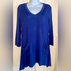 Logo Lori Goldstein Swing Top Small V-Neck blue NWOT
chest 18”
Length 32”